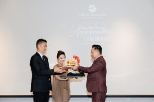 Ông Kenny Nguyen trao quà lưu niệm tại Đêm Tiệc Tri Ân CAO & Associates
